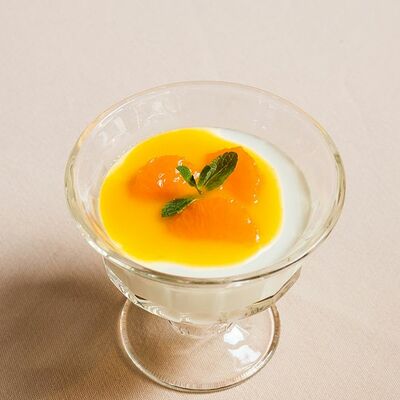 Панна котта из кокосового молока с мандариновым соусом в Беллуччи по цене 330