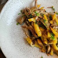 Жареный картофель со свининой и сморчками в More More