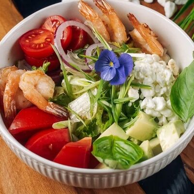 Салат с креветками томатами и авокадо в Арсенал по цене 645 ₽