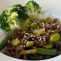 Говядина в устричном соусе с бобами эдамаме, сельдереем и рисом в Kamakura