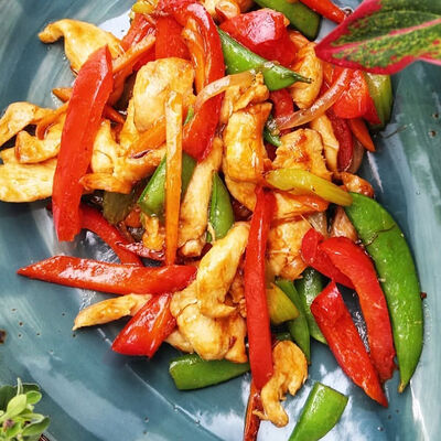 Курица в китайском устричном соусе с бадьяном и стручковой фасольюв Mr.Mao по цене 545 ₽