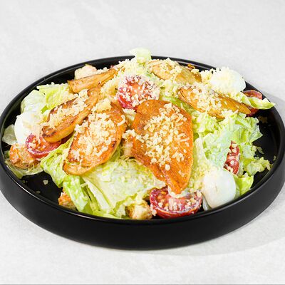 Салат Цезарь с курицей в Черный рис по цене 670 ₽