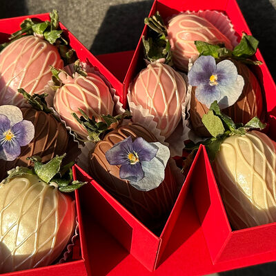 Клубника в шоколаде маме М в Allowberry по цене 4500 ₽