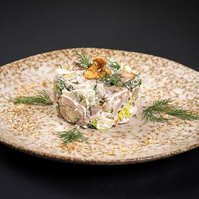 Салат с говяжьим языком в Шоти по цене 390