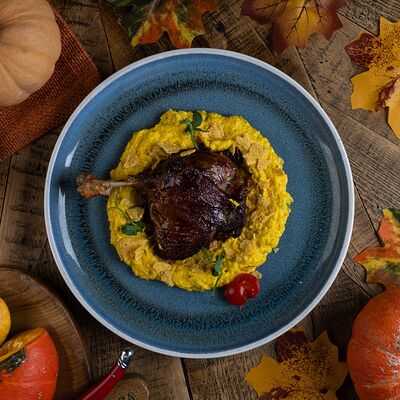 Утиная ножка с вишней и кукурузным пюре в La Vaca по цене 840 ₽