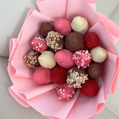 Клубничный букет в шоколаде Софи Sв Клубника по цене 4590 ₽