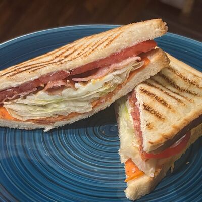 Сэндвич с беконом, пепперони и яйцом в Кафе Цоколь по цене 415 ₽