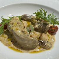 Бараньи языки с белыми грибами и розовым перцем в Wine & Vine