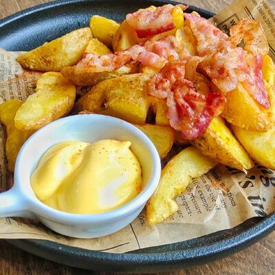 Картофельные дольки с сыром и беконом в Сидрерия Батя по цене 550 ₽