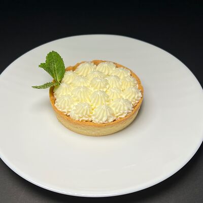 Тарталетка с крем-чизом и ягодным джемом в Кулинария на Тухачевском по цене 280 ₽