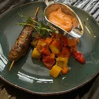 Люля-кебаб с запеченными овощами и соусомв Длинный нос