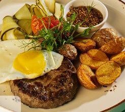 Бифштекс из говядины с яйцом и картофелем Беби в Тики Вики по цене 650 ₽