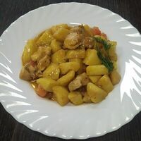 Картофель, тушёный по-домашнему с курицей в Кондитерская