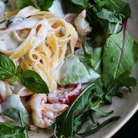 Тальятелле с креветками и авокадо в Chalet River Club