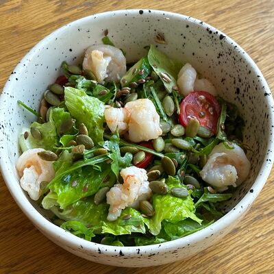 Салат с хумусом из тыквы и креветкамив Кофеин по цене 629 ₽