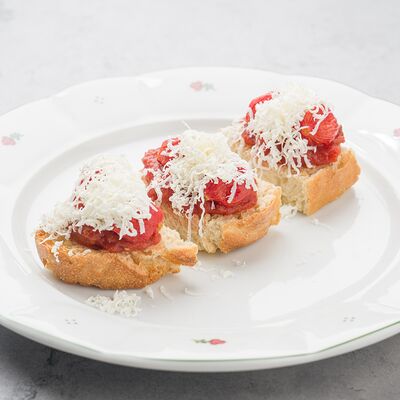 Брускетта с томатами и кремом пармезан в Август бистро по цене 490 ₽