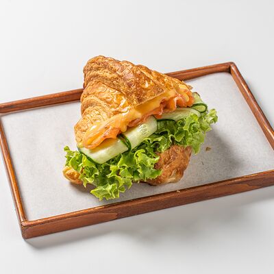 Круассан с лососем и голландским соусомв Миндаль по цене 660 ₽