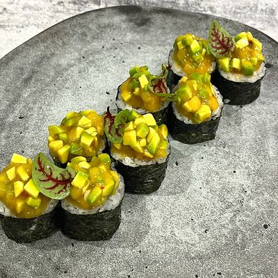Ролл креветка темпура с манго в Si-Jo по цене 830 ₽