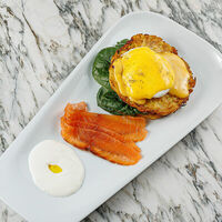 Драники с яйцом пашот и лососем слабой соли в Mon Chouchou