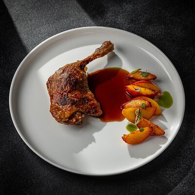 Томленая утиная ножка с карамельными персиками и соусом Порто в Everest continental по цене 2050 ₽