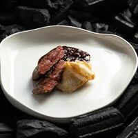 Вырезка оленя с топинамбуром и брусничным жу в Dodici Grill