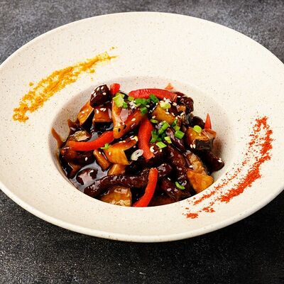 Говядина с баклажанами в соусе в Sushi & More по цене 620 ₽