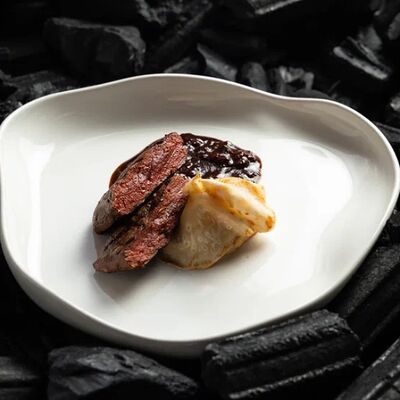 Вырезка оленя с топинамбуром и брусничным жу в Dodici Grill по цене 1800 ₽