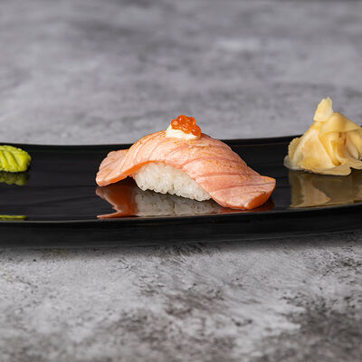 Суши с лососем абури в Море Есть по цене 320 ₽