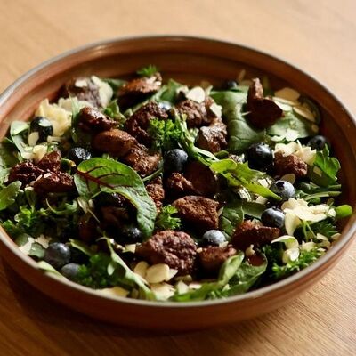 Салат из куриной печени с голубикой в Rice foodcoffee по цене 3000 ₸