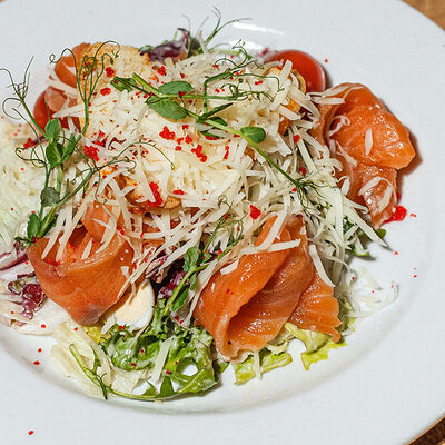 Цезарь с лососем в Кафе Наше Место по цене 990 ₽