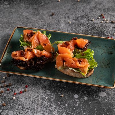 Брускетта с лососем в Фарш бургер халяль по цене 1890 ₽