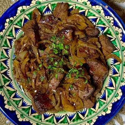Печень куриная с луком в Кафе Аль-карамарабская кухня по цене 550 ₽