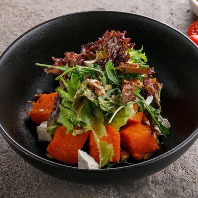 Салат с печеной тыквой и сербской брынзой в Вкусновица по цене 560 ₽