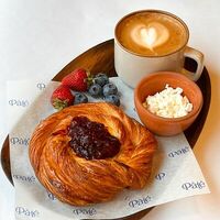 Завтрак со слойкой в Pate