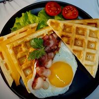 Венские вафли с сыром, яйцом и беконом в Кафе 737