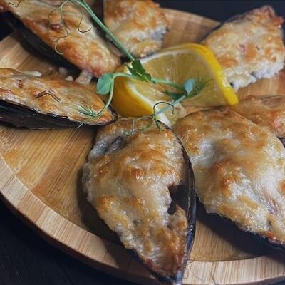 Мидии, запеченные под соусом из пармезана в Генрих и Генриетта по цене 360 ₽