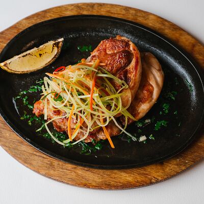 Цыплёнок тапака, зажаренный до хрустящей корочки, с легким салатом и лимоном в Круча по цене 1350 ₽