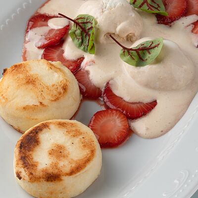 Сырники с клубникой и мисо-мороженым в Азиатский стиль по цене 570 ₽