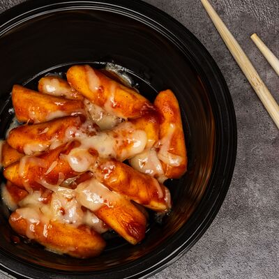 Блюдо №55 Токпокки в соусе кочудян в Капэ по цене 595 ₽