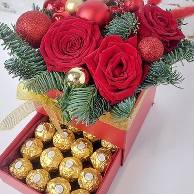 Зимний букет с розами и конфетами Ferrero Rocherв Buketonline - Съедобные букеты и клубника в шоколаде по цене 6270 ₽