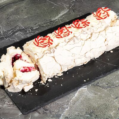Меренговый рулет с вишнёвой начинкой и лепестками миндаля в Фореста Фестиваль Парк по цене 390 ₽