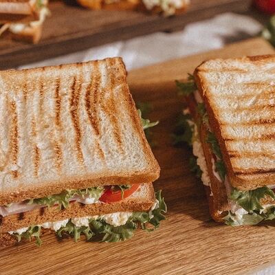 Сэндвич с куриным филе, беконом и соусом тейсти в Bellucci по цене 320 ₽