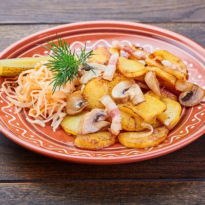 Картофель, жаренный с грибами и кочпеной грудинкой в Корчма Тарас Бульба по цене 310 ₽