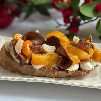 Брускетта с ростбифом, перцем и маринованными опятами в Птичка по цене 365 ₽