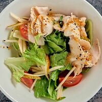 Листья салата с индейкой и грушей в Red Machine