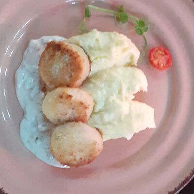 Котлетки из индейки с картофельным пюре и грибным соусом в Атмосфера по цене 720 ₽