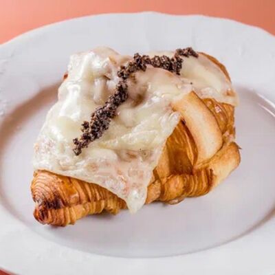 Круассан 4 сыра с трюфелем в Dolce Cafe по цене 518 ₽