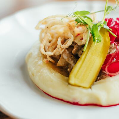 Бифстроганов из мраморной говядины с картофельным пюре в Макадамия по цене 890 ₽