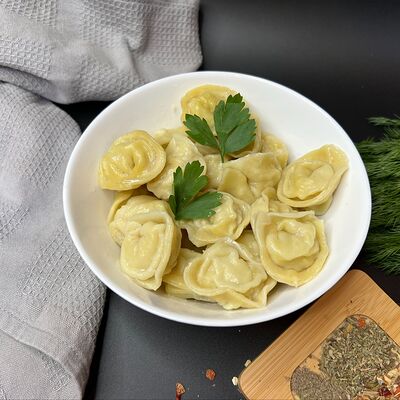 Пельмени ручной лепки с курицей в Пельмени тут по цене 399 ₽