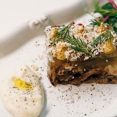 Холодец с ядреной горчицей, хреном и малосольным огурцом с моченой брусникой в Барборис по цене 900 ₽